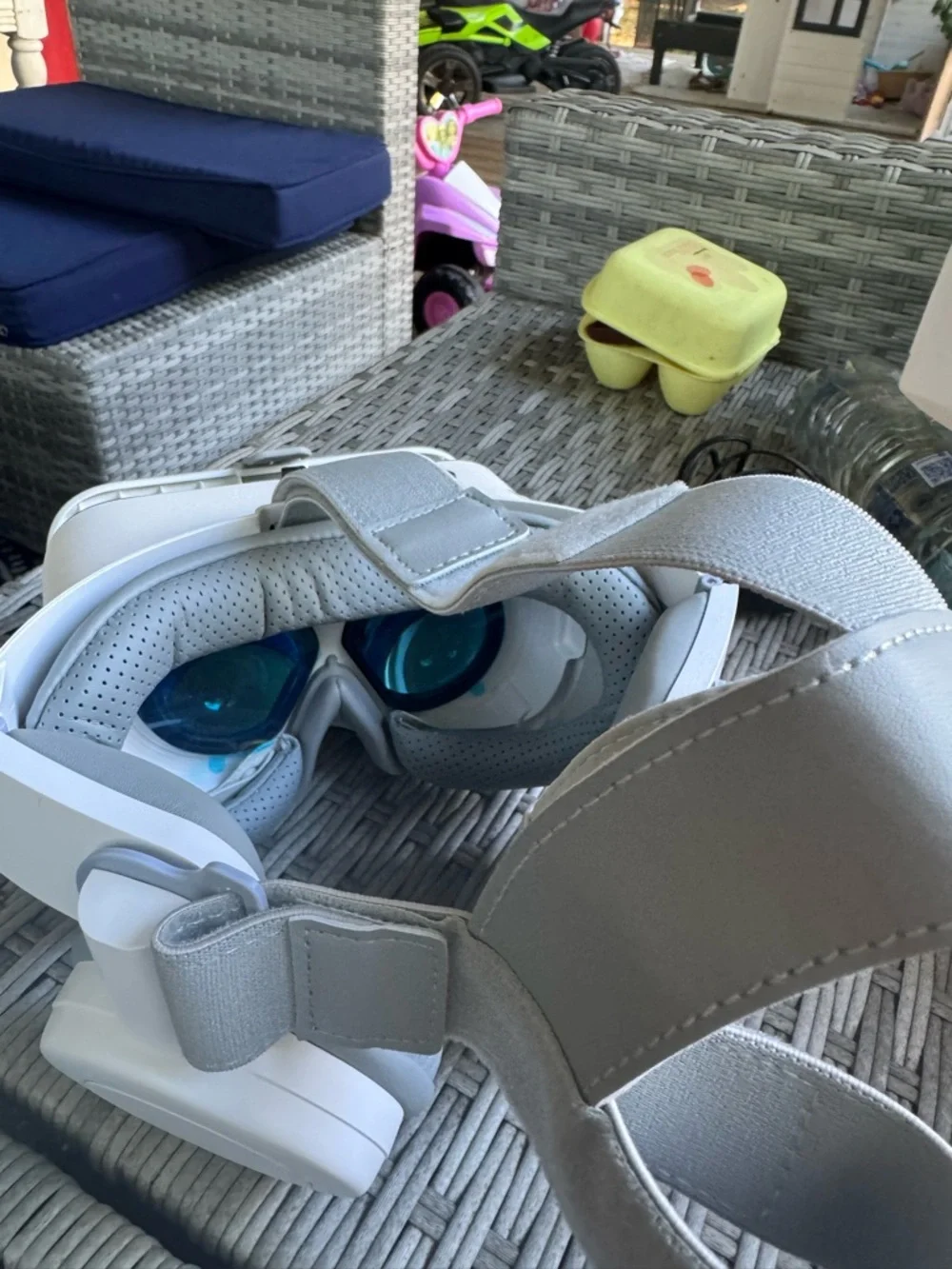 Coconuts by Matisse White VR Headset with Bluetooth Headphones